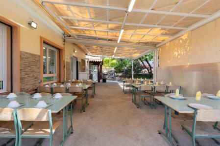Salle à manger extérieure abritée