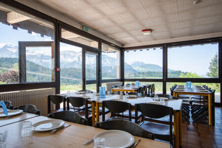 Salle de restauration avec vue montagne