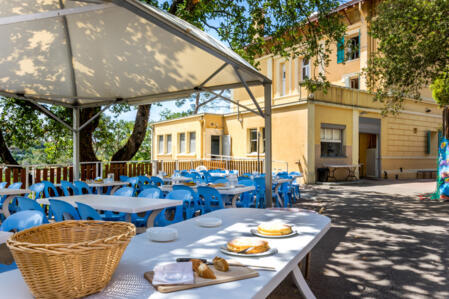Salle de restauration extérieure en terrasse