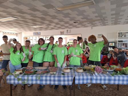 Animateurs au buffet repas