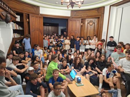 Une foule d'enfants réunis autour de Cendrine la directrice de Taussat