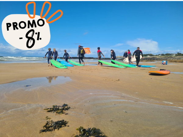 Groupe de jeunes sur la plage avant d'aller surfer